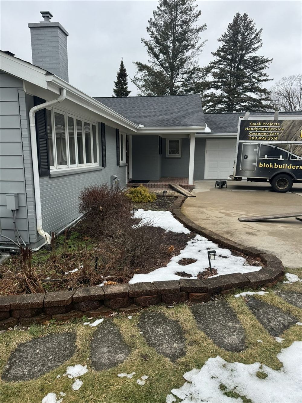Overgrown front entry bed before renovation